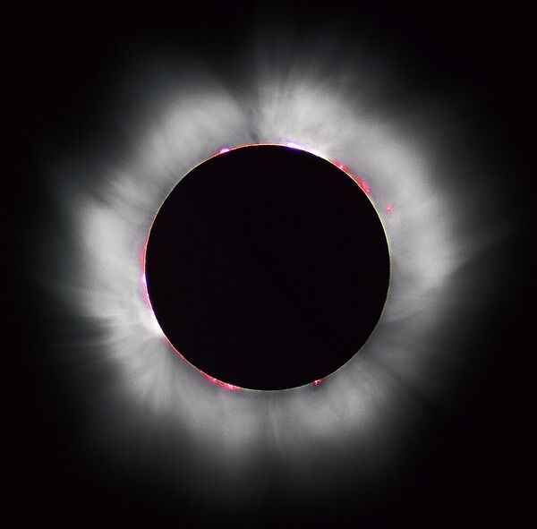 1097px-Solar eclipse 1999 4.jpg